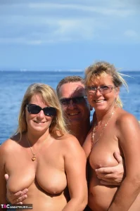 Twee rijpe vrouwen met grote borsten